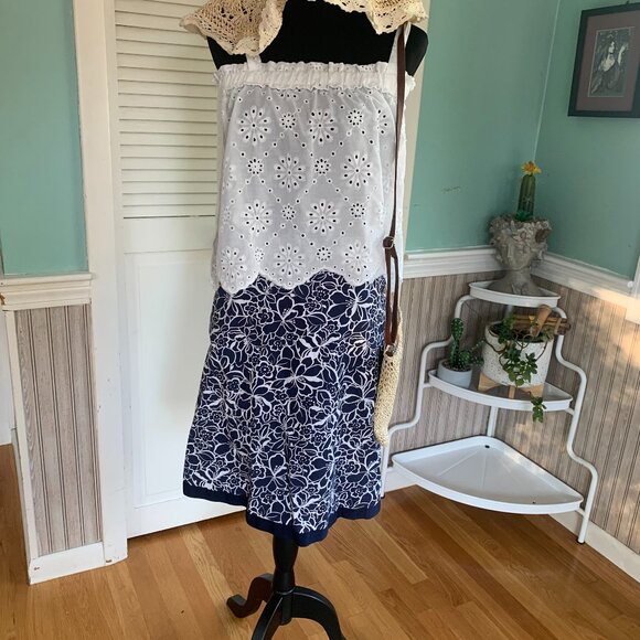 4/$15  L. L. Bean Blue and White floral Skirt 10 Regular Favorite Fit Straight - Picture 2 of 5